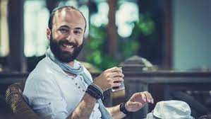 ولد في شبين الكوم بالمنوفية وعاش في الإسكندرية ثم التحق بكلية دار العلوم، وتخرج بعدها في المعهد العالي للفنون المسرحية ليبدأ مسيرته الفنية منذ السبعينيات، وكانت أول أعماله في السينما فيلم. Ù…Ø­Ù…ÙˆØ¯ Ù…ØªÙˆÙ„ÙŠ Ù„Ù€ Ø§Ù„Ø¯ÙŠÙˆØ§Ù† Ø³Ø¹ÙŠØ¯ Ø¨Ù…Ø´Ø§Ø±ÙƒØªÙŠ ÙÙŠ Ø§Ù„Ø£Ø¨ Ø§Ù„Ø±ÙˆØ­ÙŠ 2 Ø¬Ø±ÙŠØ¯Ø© Ø§Ù„Ø¯ÙŠÙˆØ§Ù†