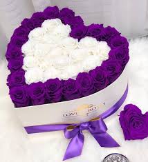 a imagem pode conter comida flower box gift candy flowers flower gift