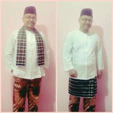 Jual beli pakaian adat jawa tengah terbaru 2021, tersedia berbagai pilihan pakaian adat jawa model pakaian batik semakin beragam, tidak hanya untuk bawahan kebaya tapi juga bisa menjadi. Pakaian Taluak Balango Dan Sirawa Jawa Batik Dan Di Leher Di Kalungkan Sarung Bugis Minangkabau Sarung