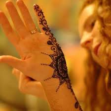 The art of henna or known to the hindu people as mehndi has been a method of body design for over 5,000 the henna plant (lawsonia inermis), also referred to as the henna tree, mignonette tree, the hina or the egyptian privet, is a flowering plant that. Mandali Henna Art Home Facebook