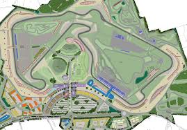 Silverstone has capacity for approximately 150 000 f1 fans, made up of 60 000 grandstand tickets and 90 000 general admission tickets. 2016 Formula 1 British Grand Prix Gtplanet