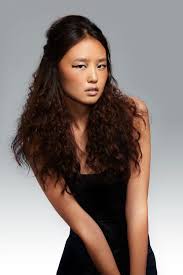 If you're an asian woman who has long beautiful hair, then you should go for hair highlighting as it is one of the most happening things of this year's hair you can absolutely slay these asian highlighted look if you are a cool skin toned woman with black hair as it lifts up the beauty of having black asian. Best Asian Hairstyles Haircuts How To Style Asian Hair