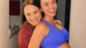 Apesar do casamento com o governo bolsonaro, a situação em família da nova secretária de cultura do governo bolsonaro, regina duarte, não anda de acordo com a coluna de mônica bergamo, na folha, a atriz gabriela duarte, filha de regina, está apreensiva com o fato de sua mãe ter aceitado. Gravida Do Filho De Regina Duarte Talita Younan Mostra Casa Nova Linda