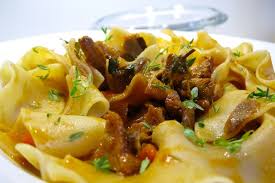 I funghi finferli si trovano al supermercato quando sono di stagione oppure possono essere raccolti freschi nei boschi (sempre prestando moltissima attenzione). Funghi Tutto Cio Che Vi Serve Sapere Per Cucinare I Finferli Dissapore