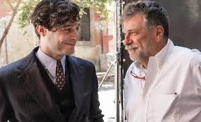 Enrico ianniello, chi è l'attore de un passo dal cielo, dove interpreta il commissario vincenzo nappi, nella serie di rai 1.la serie tv con daniele liotti torna proprio questa sera, con otto nuovi episodi e tante novità. Su Rai 1 Arriva Il Commissario Ricciardi Con Lino Guanciale Roma