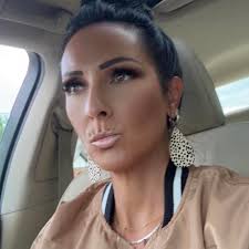 Deena Cantrell's Instagram, Twitter & Facebook