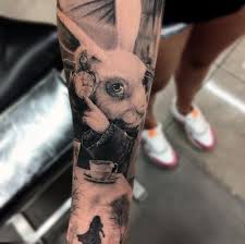 Alice In Wonderland Black And White Tattoos Incredibly Detailed Hyper Realistic Tattoos By Drew Apicture Kickassthings Alice And Wonderland Tattoos Alice In Wonderland Tattoo Sleeve Wonderland Tattoo