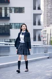 青春可爱日系JK少女行走在天桥上高清图片下载-正版图片501805470-摄图网