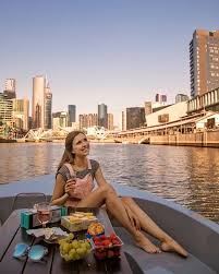 Whilst I Was Happy Enough Taking My Tripod Around Lorne I M Usually Too Shy For Solo Photos Sessions In Cities Places In Melbourne Solo Travel Melbourne Trip