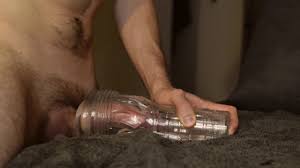 直男小伙用飞机杯自慰大屌直至射出