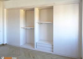 L'armadio a muro in cartongesso inoltre offre la possibilità di personalizzare le finiture in base allo stile alloggiativo, quindi applicare delle ante di chiusura che si abbinano ai mobili o alle porte interne mantenendo lo stesso design architettonico. Armadi A Muro 99 Idee Per Un Su Misura Perfetto Falegnameriedesign