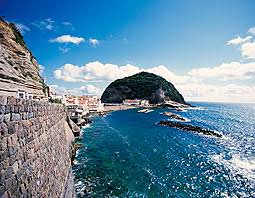 L'hotel ha un'ubicazione privilegiata in quanto lo si raggiunge con la macchina (parcheggio. Alberghi Sant Angelo Ischia