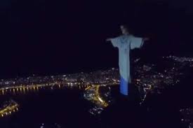 The statue stands 39.6 metres (130 feet) tall, weighs 700 tons. De Jaleco Cristo Redentor Homenageia Profissionais Da Saude