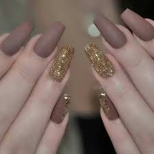 Como hacer baby boomer difuminado de acrilico 2016. Unas Beige Con Dorado Manicura De Unas Unas Color Cafe Unas Cafes