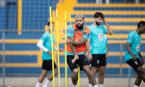 Sie repräsentiert den brasilianischen fußballverband, die confederação brasileira de futebol (c.b.f.), auf internationaler ebene bei freundschaftsspielen und internationalen turnieren. Copa America Selecao Chega Ao Rio Para Jogo Contra Peru