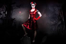 Sugar skulls, painted skulls, human skulls—these are the things dia de los muertos—or day of the dea—is made of. Halloween Dia Muertos Kostum Kleid Selbernahen Pattydoo