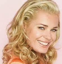 Alexis Meade's Instagram, Twitter & Facebook