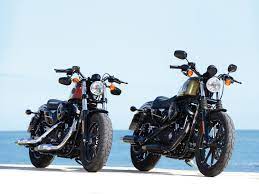 Hinzu kommen gechoppte fender, das schwarze triebwerk samt schwarzer auspuffanlage, der drag bar lenker, ein in schwarz gehaltener gerippter. Harley Davidson Sportster Iron 883 Vs Forty Eight Dream Machines