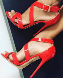 È l'immagine scelta dal gruppo terziario i tre volti di un'unica donna rappresentano le diverse facce del dolore, mentre le scarpe rosse con il tacco, simbolo di femminilità, simboleggiano il diritto di essere libere di. Scarpe Rosse Tacco 12 1d2434