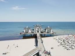 Jun 04, 2021 · krazy binz opened thursday with hundreds of eager shoppers lining up outside the doors for hours. Deutschland Rugen Binz Menschen In Strand Bude Auf Der Insel Rugen Bauwerk Grosse Gruppe Von Menschen Stock Photo 182492188