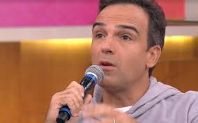 Tadeu Schmidt confessa que teve medo em sua estreia no 'BBB'