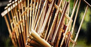 Calung adalah alat musik sunda yang merupakan purwarupa dari angklung. Mengenal Angklung Alat Musik Tradisional Indonesia Musik Tradisional Instrumen Musik Musik