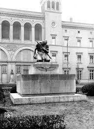 1931 Denkmal Fuer Die Im 1 Weltkrieg Gefallenen Eisenbahner Vor Dem Hamburger Bahnhof Seit 1906 Koenigliches Bau Und Verkehrsmus Bildergalerie Bilder Denkmal
