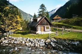 Urlaub In Einem Alten Bauwagen Oder In Einer Abgelegenen Berghutte Ohne Komfort Aber Umgeben Von Viel Natur Aufwachen Mit De Bauwagen Bau Chalet In Osterreich