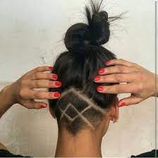 Idee Tendance Coupe Coiffure Femme 2017 2018 Il Se Passe De Droles De Choses Du Cote De Notre Coupe De Cheveux Rase Cheveux Rases Femme Nuque Rasee Femme