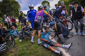 Stefan küng moved into the leader's yellow jersey at his home race today after a chaotic finish to tour de suisse stage 2 saw rohan dennis caught up in a late crash. Tour De France Polizei Nimmt Schild Frau Nach Massensturz Fest