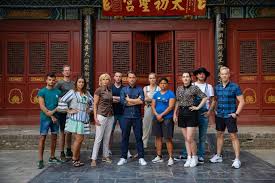 Jeroen kijk in de vegte, nikkie de jager en tygo gernandt zijn nog over. Wie Is De Mol Viert Feest Na De Zomer Extra Seizoen Show Ad Nl