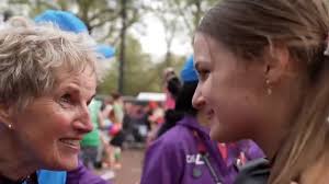 Moment oldest and youngest London Marathon runners meet