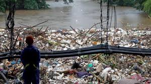 Sungai adalah bagian permukaan bumi yang letaknya lebih rendah dari tanah disekitarnya dan menjadi tempat mengalirnya air tawar menuju ke. Ada 178 Titik Tempat Pembuangan Sampah Liar Di Aliran Sungai Ciliwung Tribunnews Com Mobile