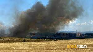 Incendio a montoro nella frazione di preturo a. Incendio A Roma Est Il Fumo Nero Lambisce I Palazzi Tra Ponte Di Nona E Colle Degli Abeti I Residenti Aria Irrespirabile