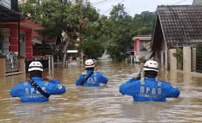 Banjir ialah bencana alam yang sering terjadi di banyak kota dalam skala yang berbeda dimana air dengan jumlah yang berlebih berada di daratan yang biasanya kering. Banjir Samarinda Hari Ini 8 Kelurahan Terendam Kaltim Today