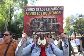 📢 “Con los perritos no se negocia”: Cientos de personas en defensa del Refugio  Franciscano marcharon del Ángel de la Independencia al Zócalo de la CdMx,  en protesta por el desalojo del