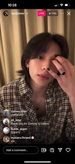 Hyunjin is LIVE