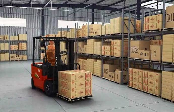 phụ tùng xe nâng được sắp xếp trong kho linh kiện