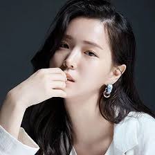 Pemeran Yoo Yeji dari drama MBC 'The Veil' Kim Jieun menarik perhatian  penonton bukan hanya karena aktingnya, tapi juga karena visualnya yang  dianggap campuran dari wajah artis-artis cantik. Tergantung dari angle dan