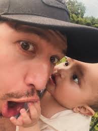 JERÓNIMO Bienvenido a mi vida, hijo. Aquí empieza nuestra historia, y por  mi parte puedo contarte que no soy la misma persona desde que te vi por  primera vez, sentí que todo