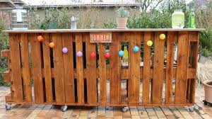 Eine Coole Bar Aus Paletten Selber Bauen Video Anleitung Und Tipps Bar Aus Paletten Palettenbar Bar Selber Bauen