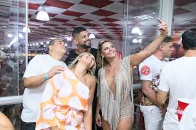 Quatro meses depois da união civil, viviane araújo, de 46 anos, e guilherme militão, de 32, reuniram amigos e familiares para a grande . Viviane Araujo Curte Ensaio Do Salgueiro Ao Lado De Suposto Namorado So Famosos