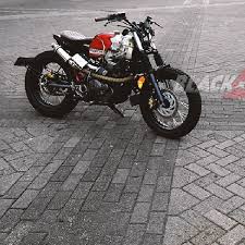 Konsep scrambler hampir sama dengan aliran cafe racer, modifikasi scorpio scrambler pun sangat diwajibkan untuk merubah seluruh komponen yang berada di motor tersebut, tampilan dan desain nya pun harus terlihat beda apabila dibandingkan dengan sebelum di rombak. Xperience The World Of Black Blackxperience Com
