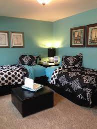 Bunk beds are ideal for families with two or more children sleeping in the same room because they eliminate the need for placing two beds next to each other. 22 Guest Bedrooms With Captivating Twin Bed Designs
