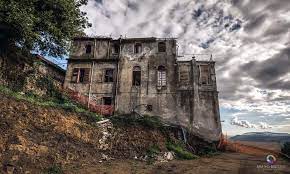 Percorrendo un tratto di strada in mezzo a verdeggianti colline, dove predominano querce e pini, si scorge a lato una grande casa con le persiane scure ed un portoncino troppo piccolo in confronto alla casa che da lontano fa una certa impressione. Villa Delle Streghe Tra Il Mito E Leggenda Infollo