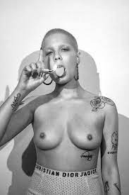 Halsey Nude - 3 Pictures: Rating 6.79/10