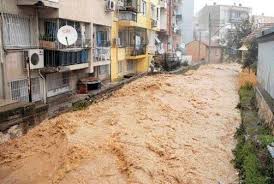 İzmir'de dün akşam saatlerinde etkili olan sağanak yağışın ardından oluşan selin en çok zarar verdiği buca, karabağlar ve konak ilçelerinde. Izmir I Sel Basti