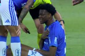 Zagueiro do Cruzeiro sente dores no ombro e deixa clássico contra o Atlético no intervalo