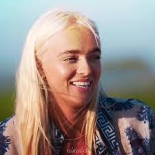 Elise Hinson's Instagram, Twitter & Facebook