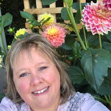 Same picture, didfwrsnt crops. Which crop do you like better?